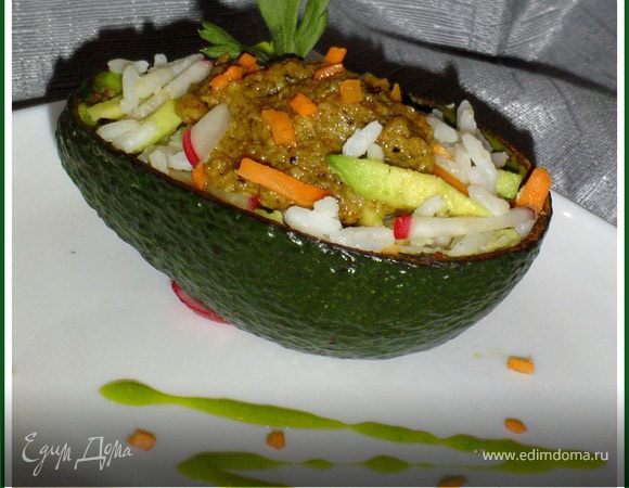 Рисово-овощной салат с соусом из авокадо