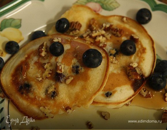 Банановые оладьи с кленовым сиропом, голубикой и орехами пекан 