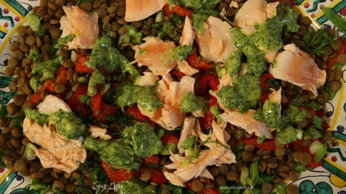 Теплый салат из чечевицы с семгой, сладким перцем и свежей зеленью