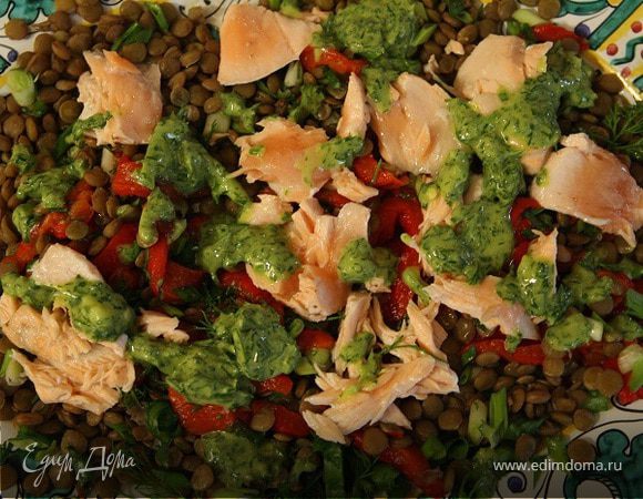 Теплый салат из чечевицы с семгой, сладким перцем и свежей зеленью