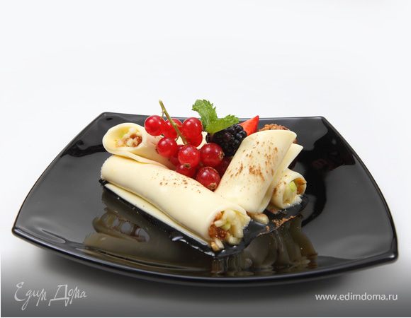 Нежный сырный десерт с яблоками и инжиром, заправленными медово-ореховой пастой Нежный сырный десерт с яблоками и инжиром, заправленными медово-ореховой пастой