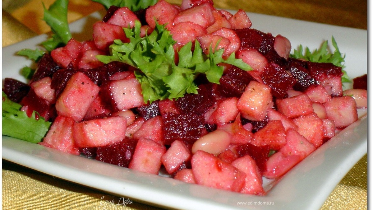 Салат из свеклы, яблок и фасоли