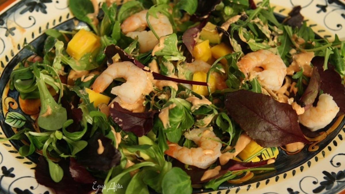 Салат с креветками, манго и авокадо