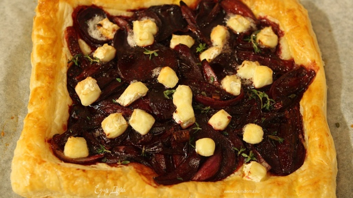 Пирог со свеклой, сыром бри и зеленью