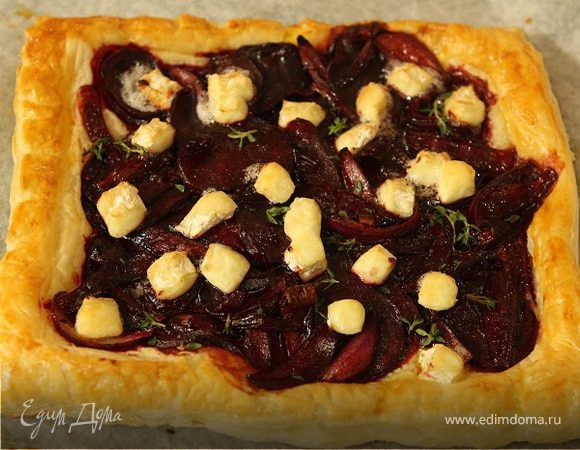 Пирог со свеклой, сыром бри и зеленью Пирог со свеклой, сыром бри и зеленью