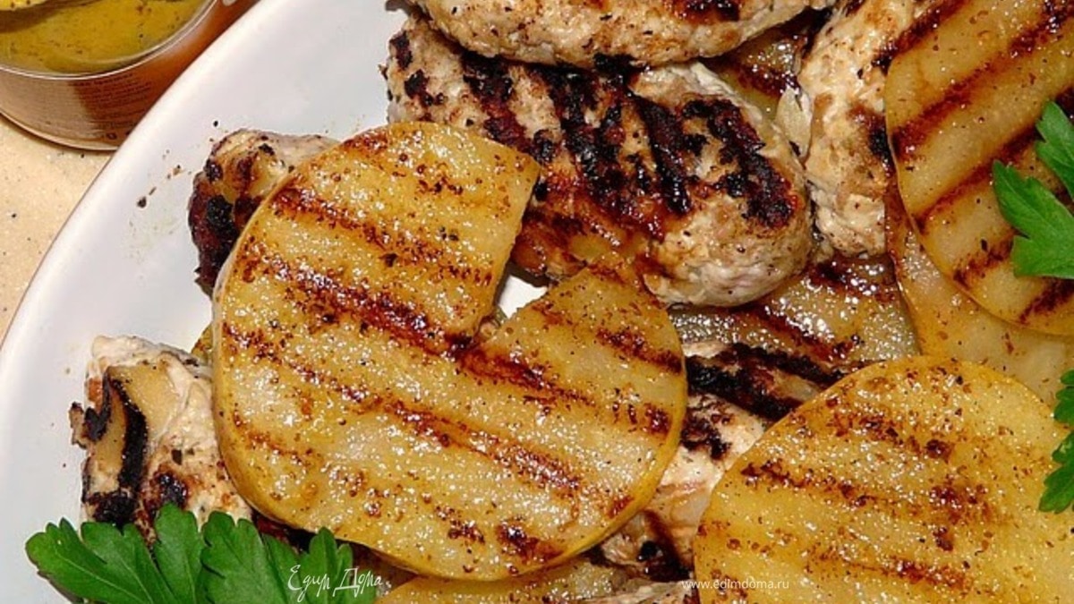 Индюшиные колбаски гриль с грушами