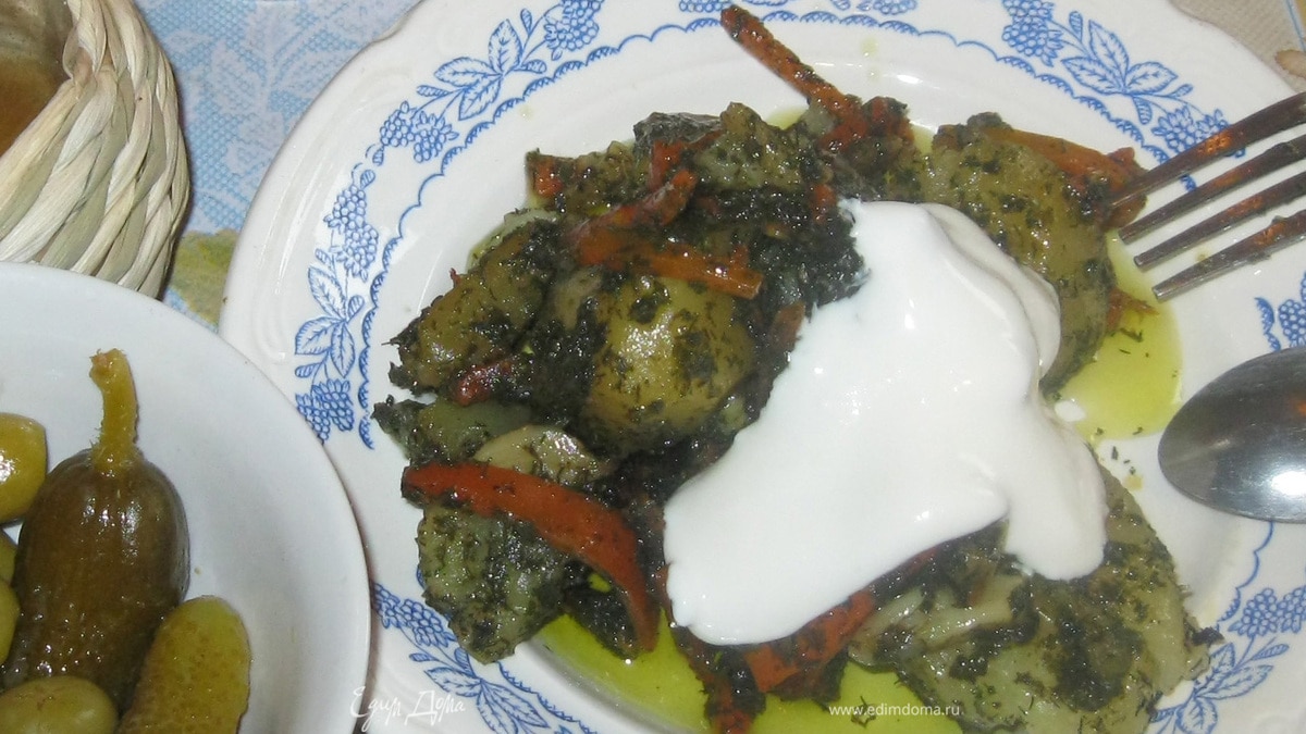 Картошечка, запеченная в горшочке.