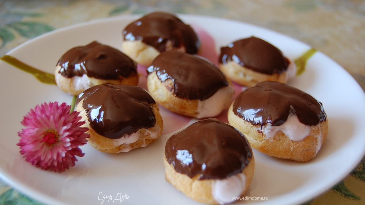 Мини-эклеры с клубничным кремом