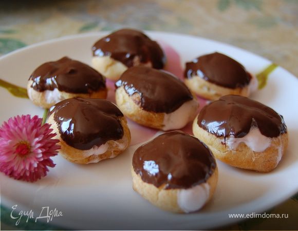 Мини-эклеры с клубничным кремом