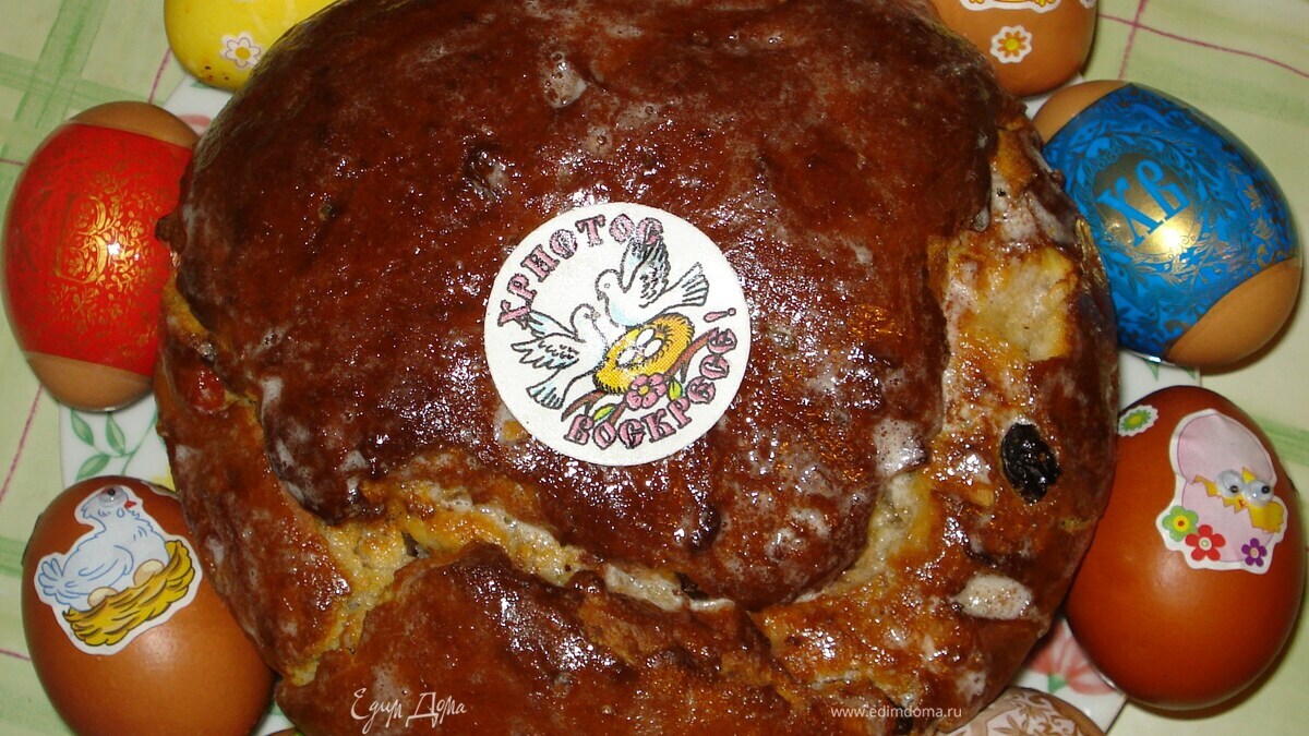 Кулич с цукатами, изюмом и орехами