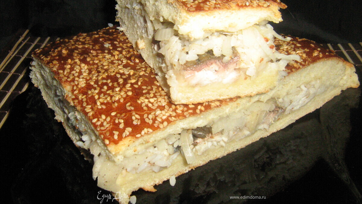 Пирог с рыбой и рисом