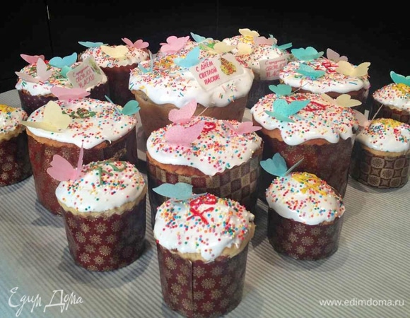 Традиционный пасхальный кулич с изюмом Традиционный пасхальный кулич с изюмом