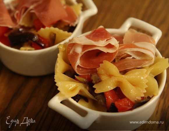 Салат из бантиков с баклажанами, помидорами и ветчиной Салат из бантиков с баклажанами, помидорами и ветчиной