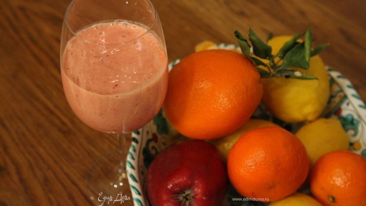 Клубничный коктейль с бананом и йогуртом