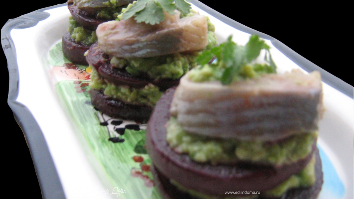 Закуска из свеклы,авокадо и сельди