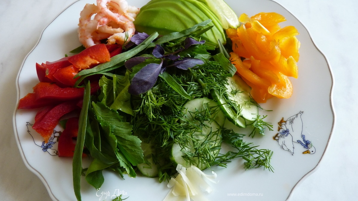 Салатный микс с авокадо и креветками