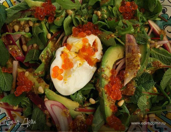 Салат с авокадо, яйцом пашот, кедровыми орешками и красной икрой 