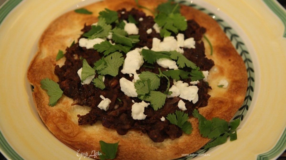 Тортилья с красной фасолью, козьим сыром и кинзой