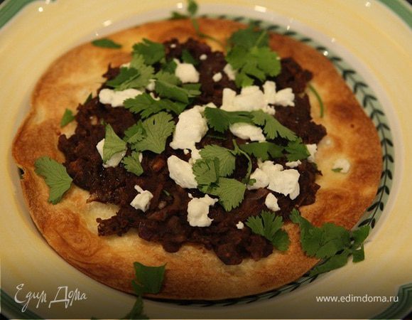 Тортилья с красной фасолью, козьим сыром и кинзой Тортилья с красной фасолью, козьим сыром и кинзой