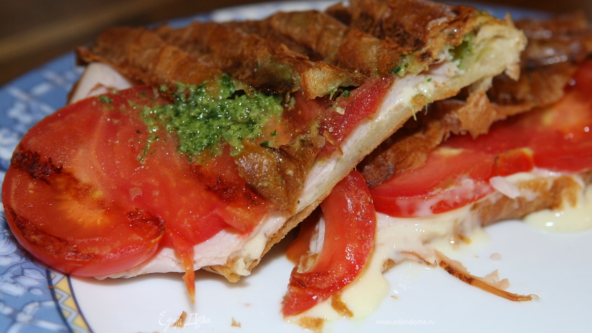 Круассаны с ветчиной, сыром и помидорами