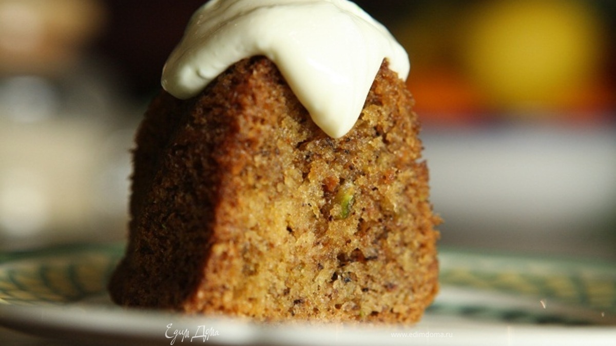 Пирог с фисташками, грецкими орехами и сметанным кремом