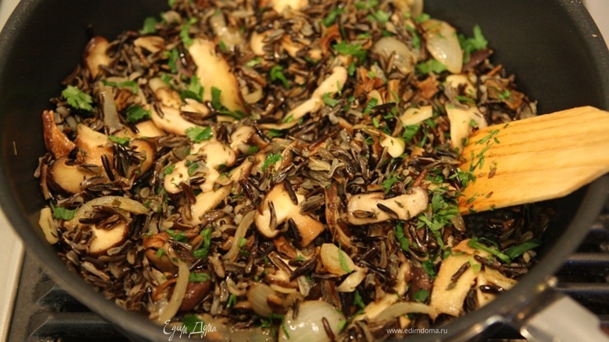 Салат из дикого риса с грибами и петрушкой
