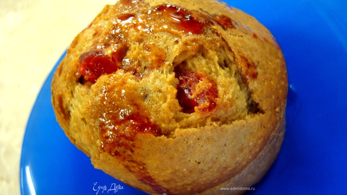 Творожно-кукурузные маффины с бананами и клубникой для маленького принца