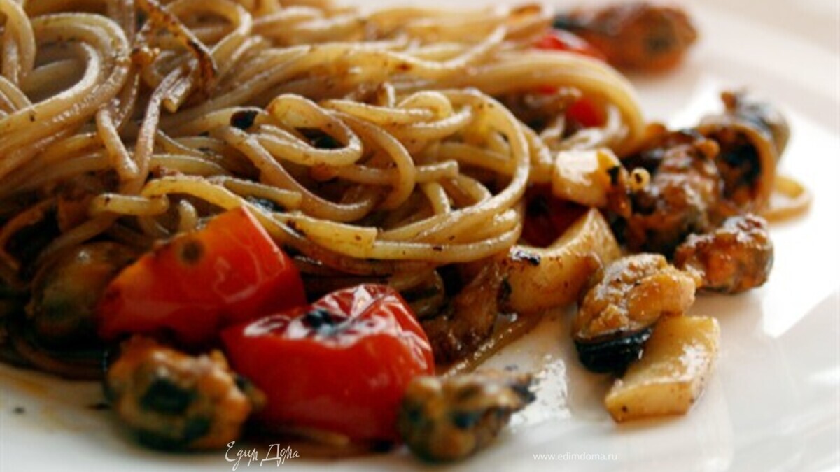 Спагетти с морепродуктами и помидорами черри 