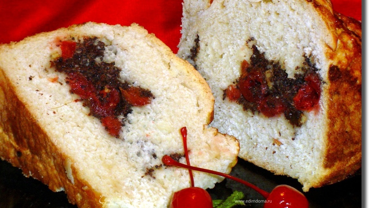 Оригинальный пирог с маком, вялеными вишнями, цукатами