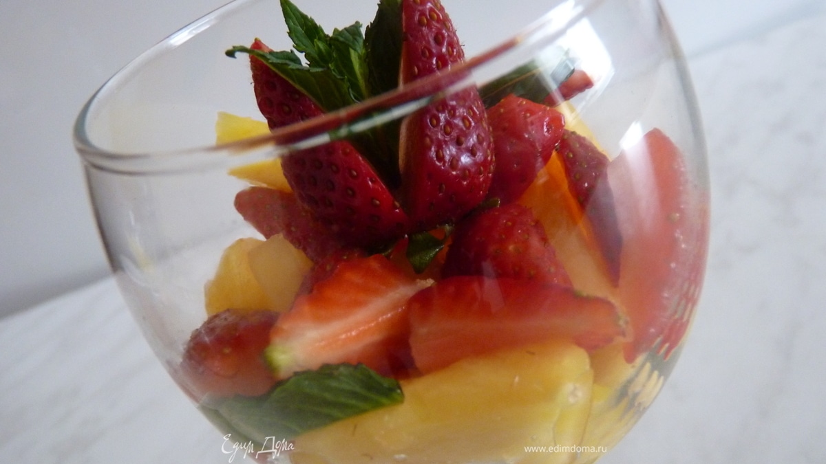 Десерт с ананасом и клубникой