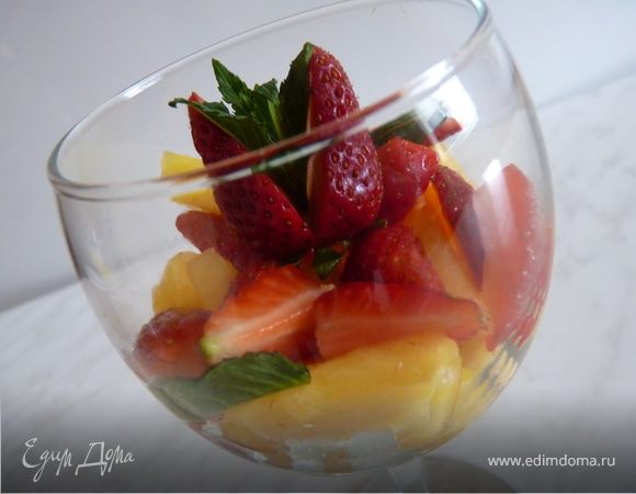 Десерт с ананасом и клубникой