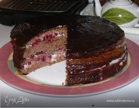Шоколадный торт с брусникой
