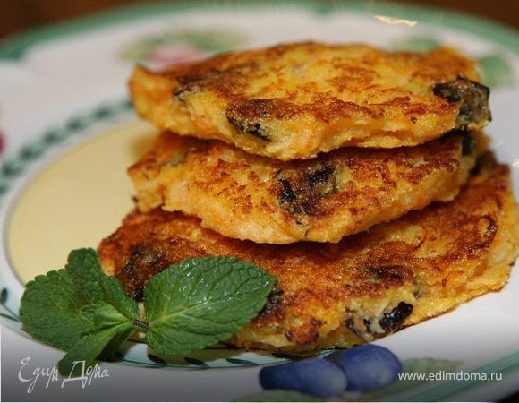 Оладьи с яблоком, морковью и черносливом          