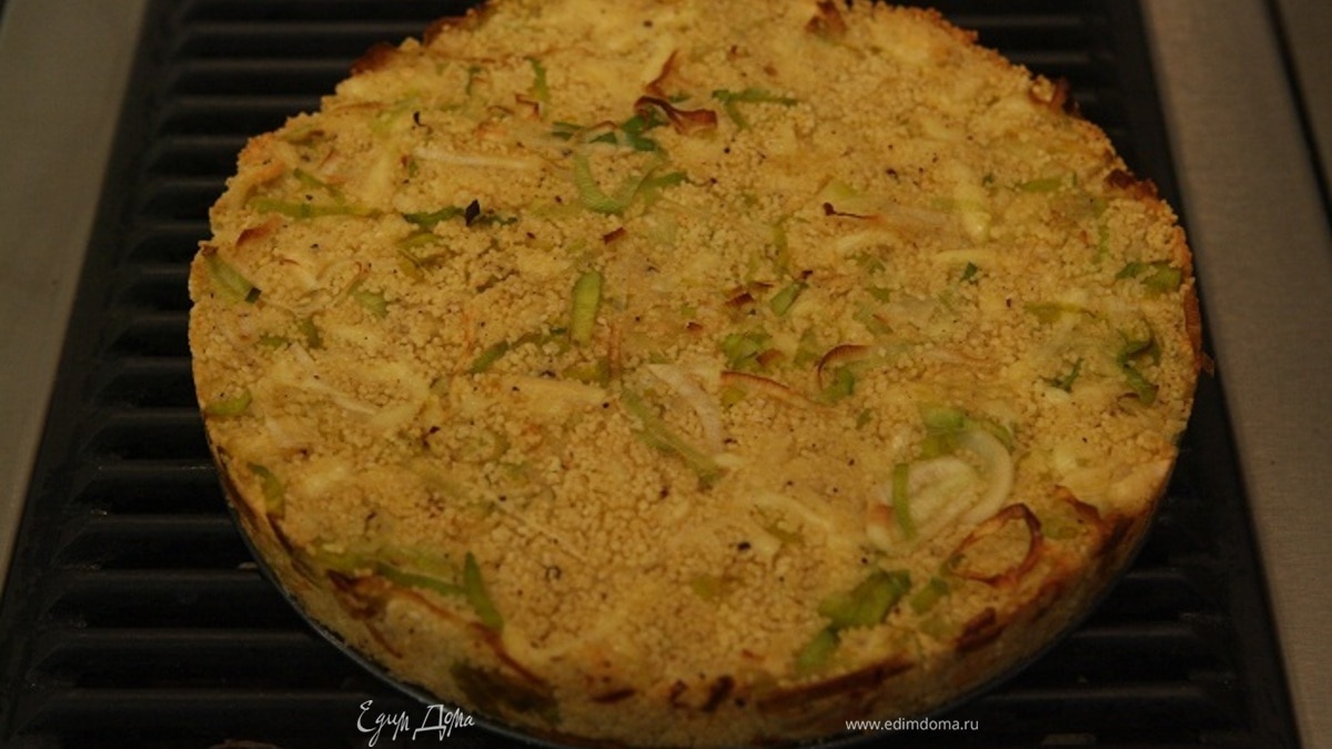 Пирог из кускуса с луком-пореем, сыром и кориандром