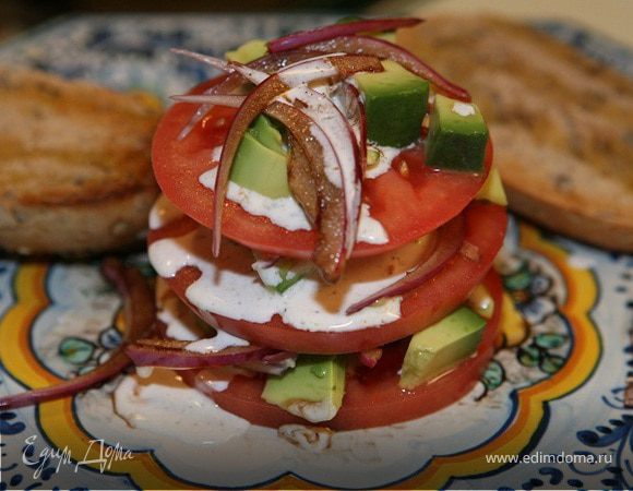 Башенка из помидора и авокадо со сметанной заправкой