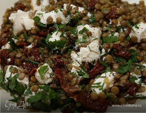 Пикантная чечевица с брынзой и вялеными помидорами 