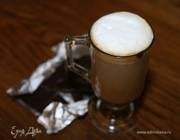 Кофе эспрессо с шоколадом и взбитым молоком