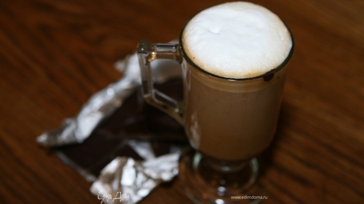 Кофе эспрессо с шоколадом и взбитым молоком