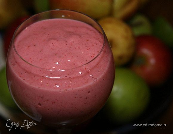 Коктейль из банана и клубники с йогуртом