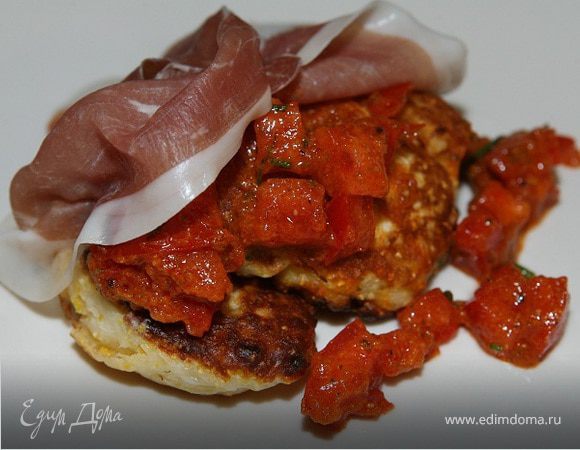 Кукурузные оладьи с помидором и ветчиной 
