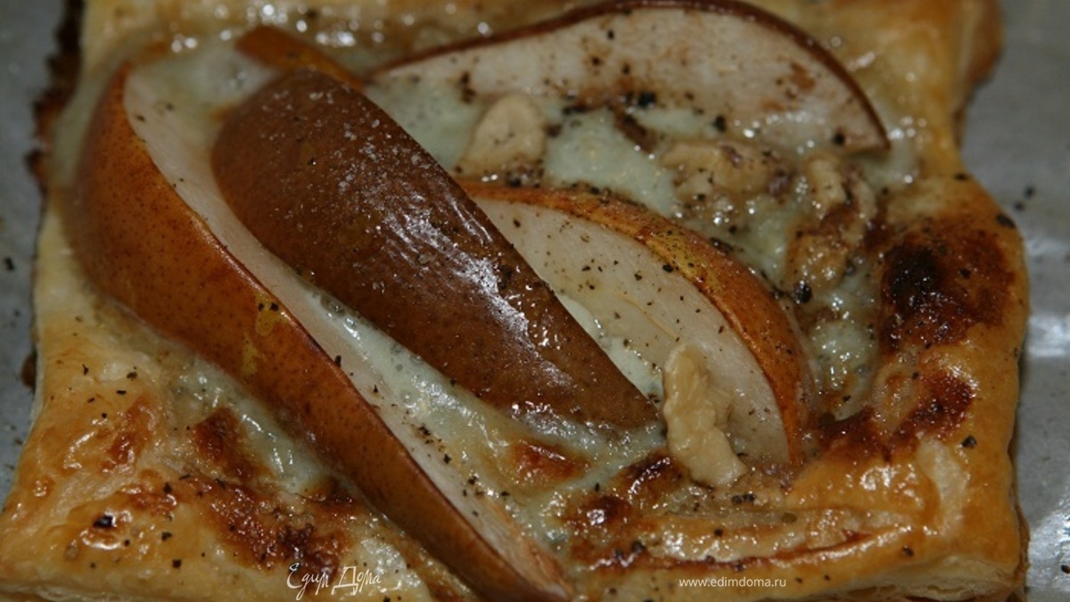 Тарталетки с грушами, грецкими орехами и голубым сыром