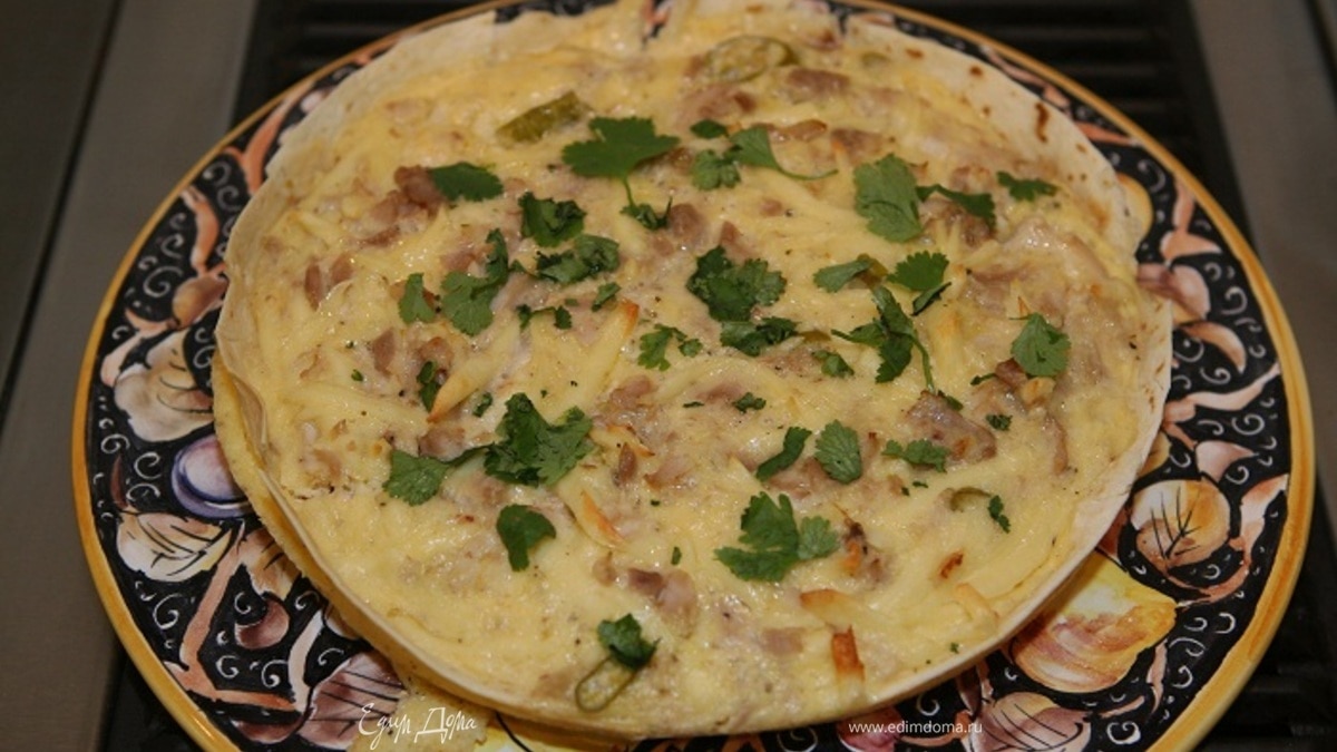 Пирог из тортильи с курицей, сыром и маринованным перцем 