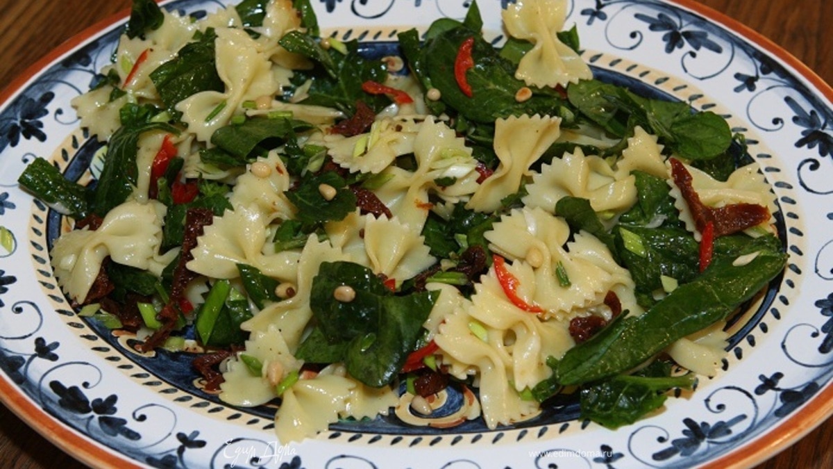 Салат с вялеными помидорами и бантиками