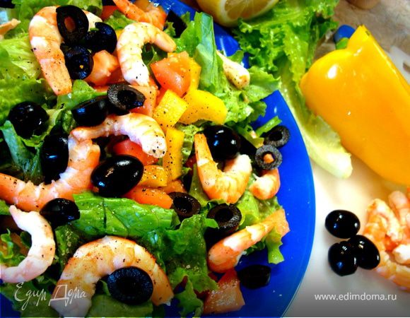 Салат из морепродуктов, зелени и овощей