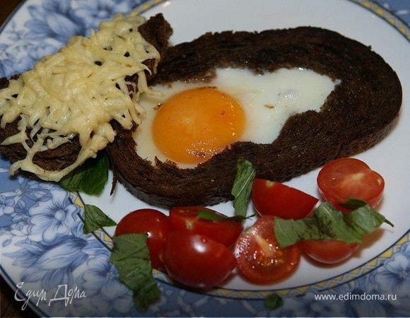 Яйца, запеченные в хлебе, с помидорами и базиликом
