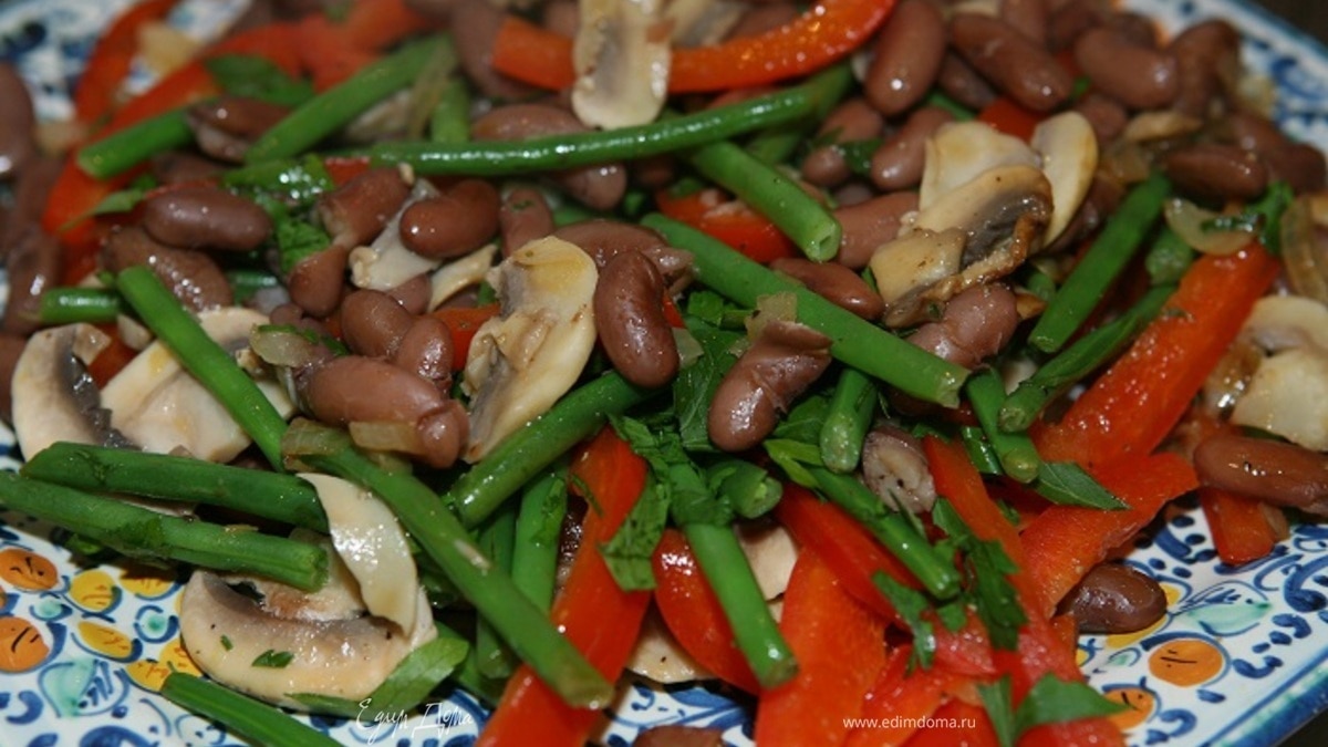 Теплый салат из фасоли со сладким перцем и грибами