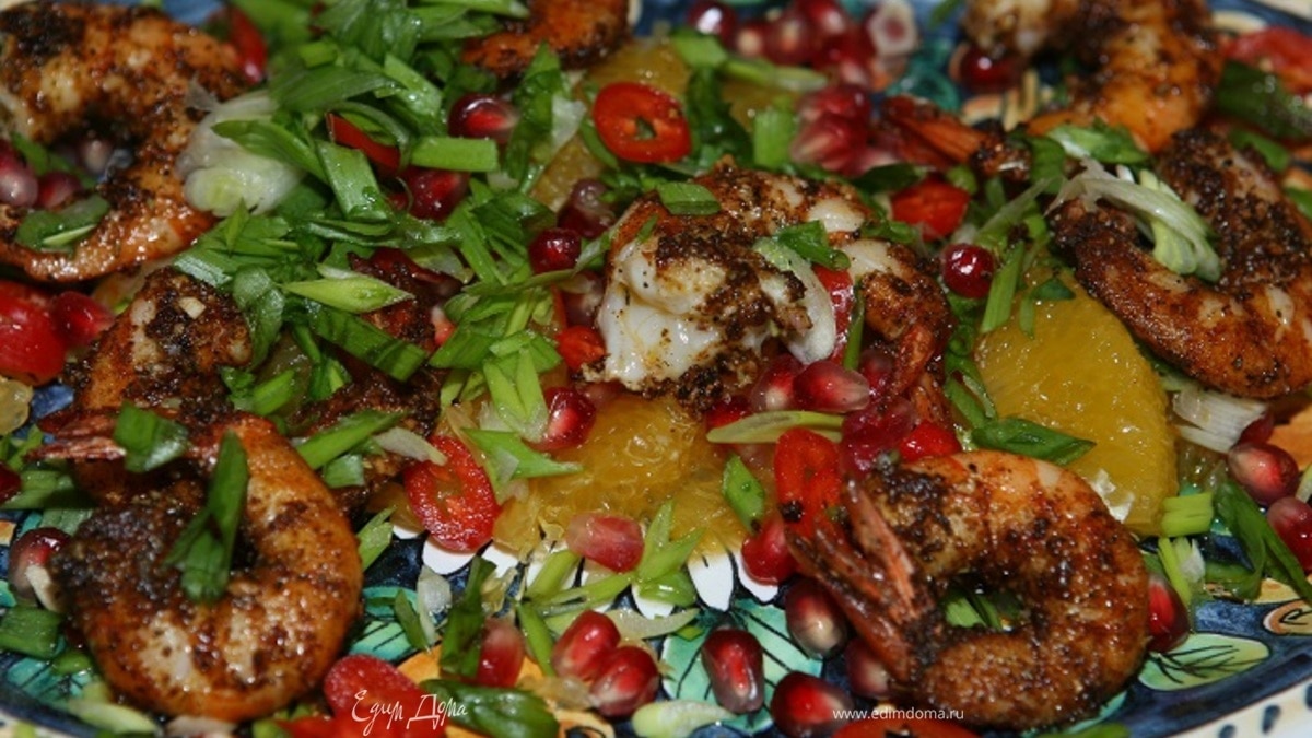 Загорелые креветки с апельсином и гранатом