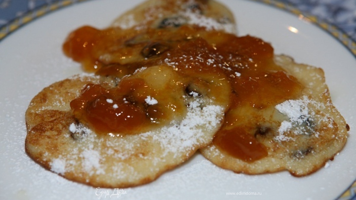 Оладьи из манки с изюмом