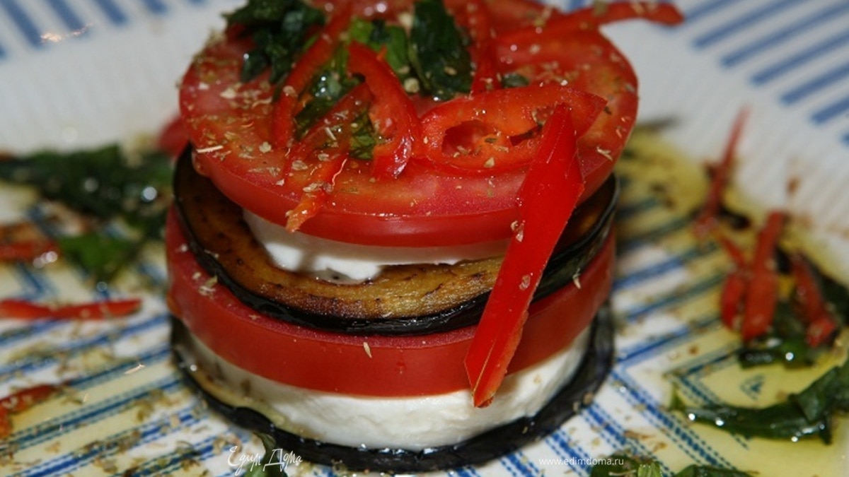 Башенки из моцареллы, баклажана и помидора