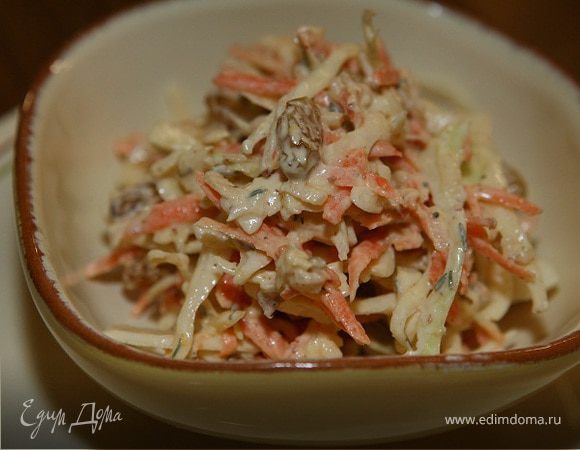 Капустный салат с яблоками, морковью и изюмом